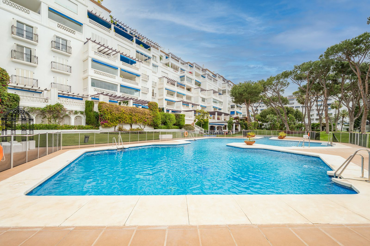 https://cdn.resales-online.com/public/cd9pzuj89n/properties/b655baaff6ec11eca97d0217bc231ef4/w1200/1-7980e48d732b6fc85c14b43b94d2aa54.jpg?v=1656430027