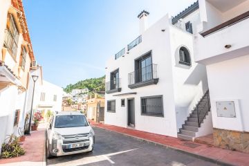 https://cdn.resales-online.com/public/q0k63vfifl/properties/0ab46ff2e33c11eca97d0217bc231ef4/w1200/1-7980e48d732b6fc85c14b43b94d2aa54.jpg?v=1654617160
