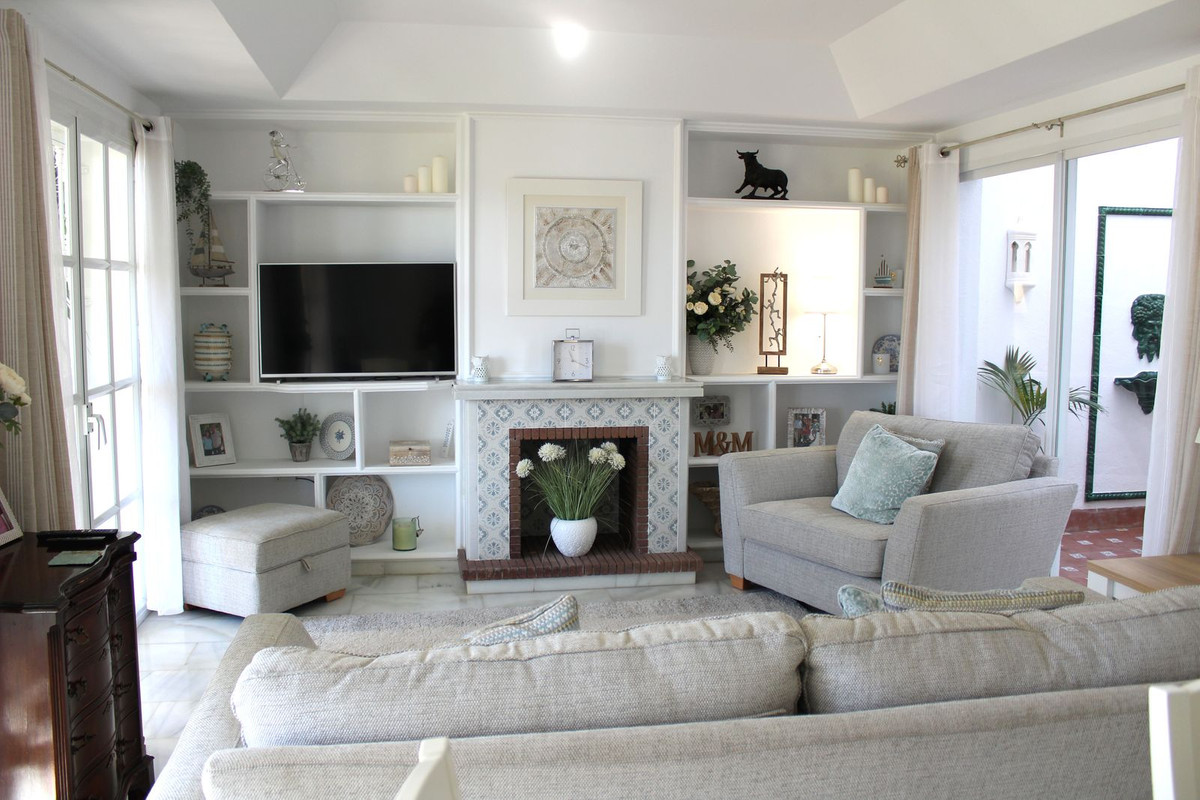 https://cdn.resales-online.com/public/69qigcpn3h/properties/1aab7baf3b5411edad230217bc231ef4/w1200/1-7980e48d732b6fc85c14b43b94d2aa54.jpg?v=1663950777