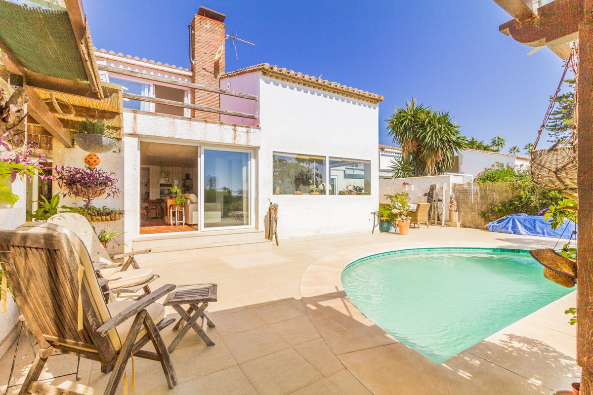 https://cdn.resales-online.com/public/79qigcpn4i/properties/ce500dff3b2511edad230217bc231ef4/w1200/1-7980e48d732b6fc85c14b43b94d2aa54.jpg?v=1664186236