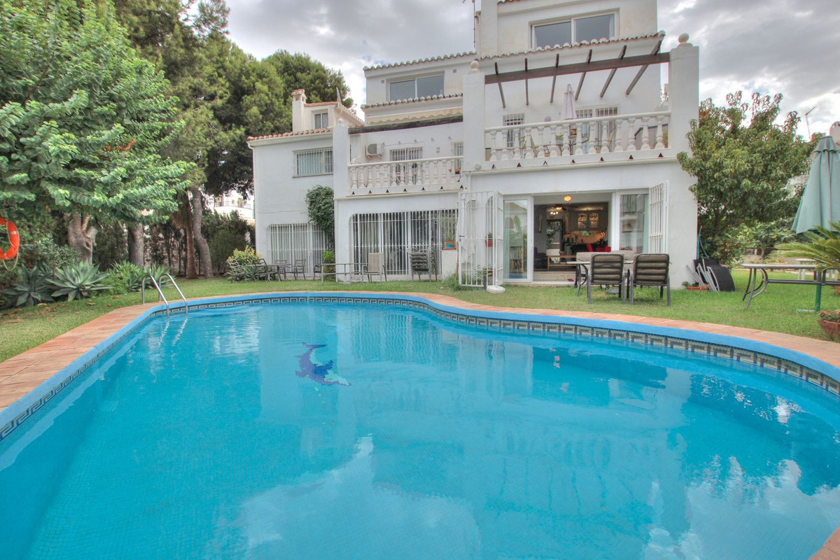 https://cdn.resales-online.com/public/avr9vuq8uu/properties/8a499fad4c9711ed98460217bc231ef4/w1200/1-7980e48d732b6fc85c14b43b94d2aa54.jpg?v=1666031684