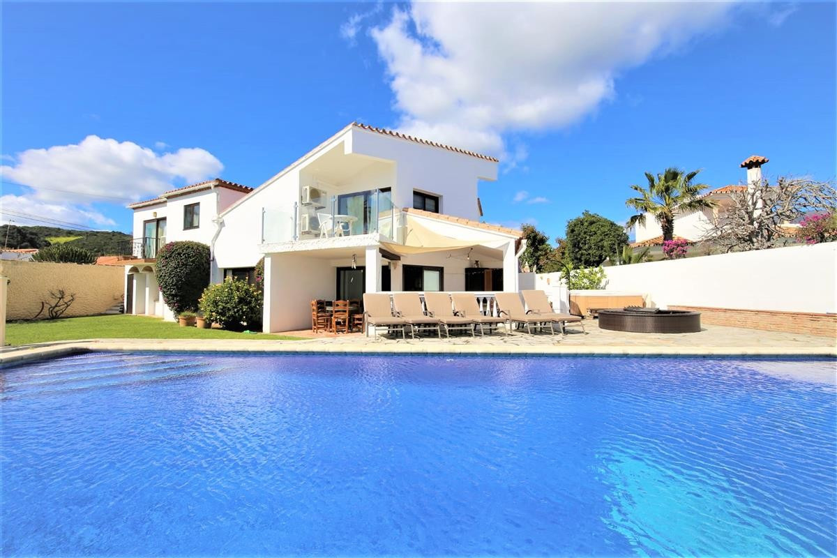 https://cdn.resales-online.com/public/mtaumpncpn/properties/f2d642b9519011ed98460217bc231ef4/w1200/1-7980e48d732b6fc85c14b43b94d2aa54.jpg?v=1666395451