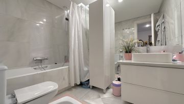 https://cdn.resales-online.com/public/jfltgt1d20/properties/15527846ea6111edb6600217bc231ef4/w1200/31-5e8b9eb86a2d455eeaf43a7bbf3ccd12.jpg?v=1683198118