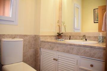 https://cdn.resales-online.com/public/2cqqjmnhjb/properties/0e7b38c3ed8911edb6600217bc231ef4/w1200/19-d0ed7da2012a09046d307c195d98e7d6.jpg?v=1683544442