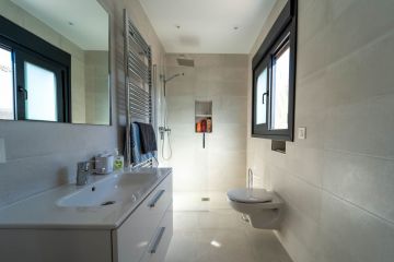 https://cdn.resales-online.com/public/760yuzkts4/properties/7a2ee30c043111eeb6600217bc231ef4/w1200/24-613bbc26f32d7013d348ef202dd30a43.jpg?v=1696531097