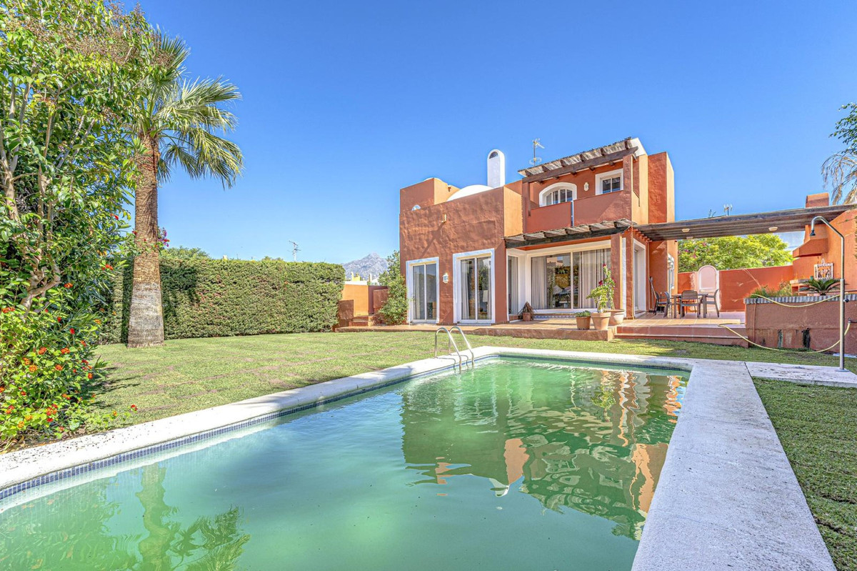 https://cdn.resales-online.com/public/448v187a02/properties/ce1d82d6ec0511eeb1a60217bc231ef4/w1200/1-7980e48d732b6fc85c14b43b94d2aa54.jpg?v=1711525617