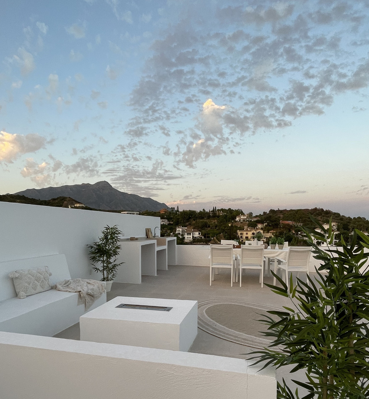https://cdn.resales-online.com/public/dmbme36kle/properties/cf53beeefcf311ee94690217bc231ef4/w1200/1-7980e48d732b6fc85c14b43b94d2aa54.jpg?v=1713388882