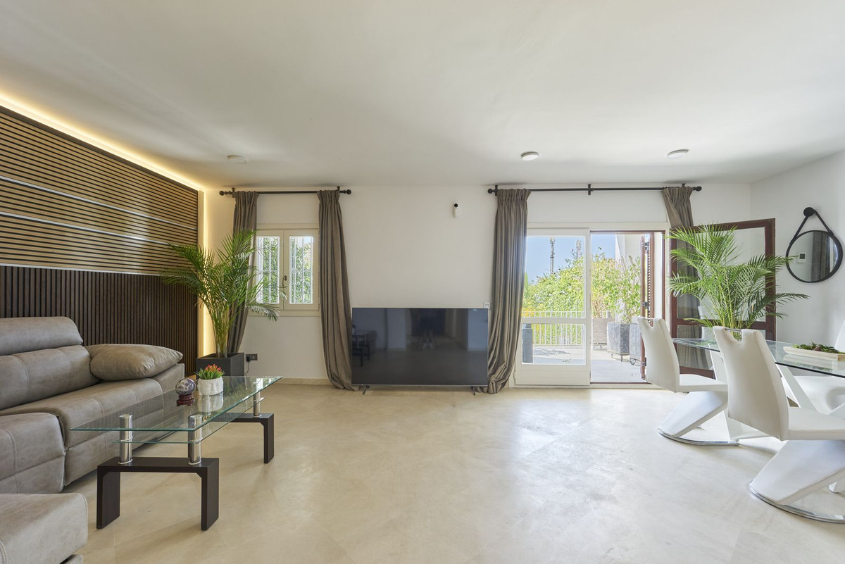 https://cdn.resales-online.com/public/jlfw83qegu/properties/14027aaf3af011ef857e0217bc231ef4/w1200/1-7980e48d732b6fc85c14b43b94d2aa54.jpg?v=1720699392
