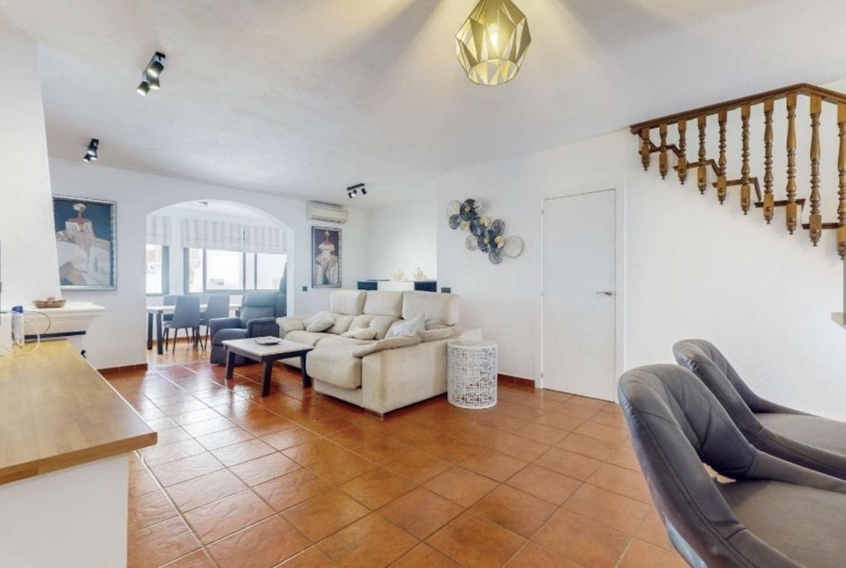 https://cdn.resales-online.com/public/336lq0k5vc/properties/a4fe98a3ce8011ee8efd0217bc231ef4/w1200/1-7980e48d732b6fc85c14b43b94d2aa54.jpg?v=1716474068