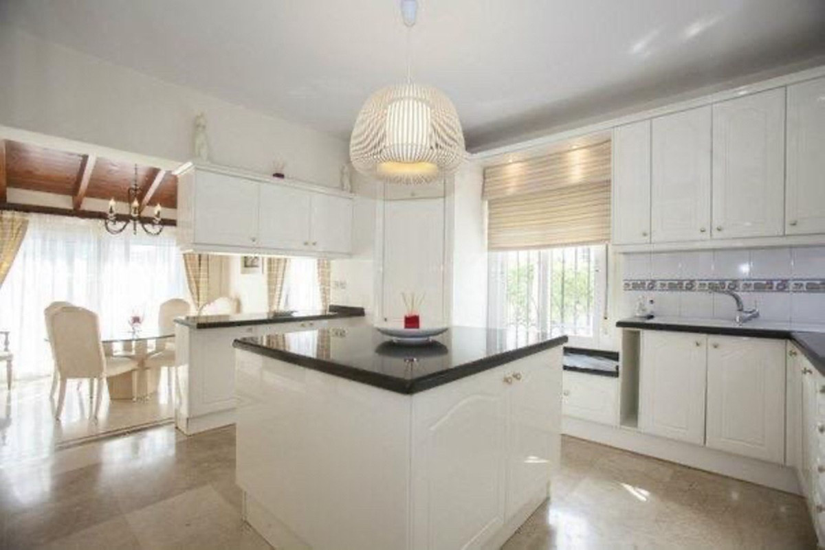 https://cdn.resales-online.com/public/ikev71pdft/properties/5cb6d5ef43be11ef857e0217bc231ef4/w1200/1-7980e48d732b6fc85c14b43b94d2aa54.jpg?v=1721175545