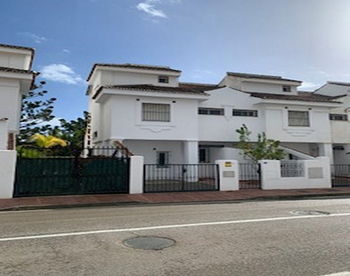 https://cdn.resales-online.com/public/bf93ikfesu/properties/e53dacaf70c311ef9d2d0217bc231ef4/w1200/1-7980e48d732b6fc85c14b43b94d2aa54.jpg?v=1726120813