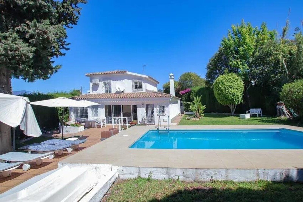 https://cdn.resales-online.com/public/6pcoehzhpl/properties/b93c7321704c11ef9d2d0217bc231ef4/w1200/1-7980e48d732b6fc85c14b43b94d2aa54.jpg?v=1726505419