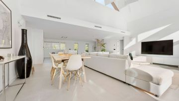 https://cdn.resales-online.com/public/wzh084gdt9/properties/e3c998f38bc011ef84cf0217bc231ef4/w1200/7-aa4cc561180b369757c0bb4af9886cd3.jpg?v=1729672432