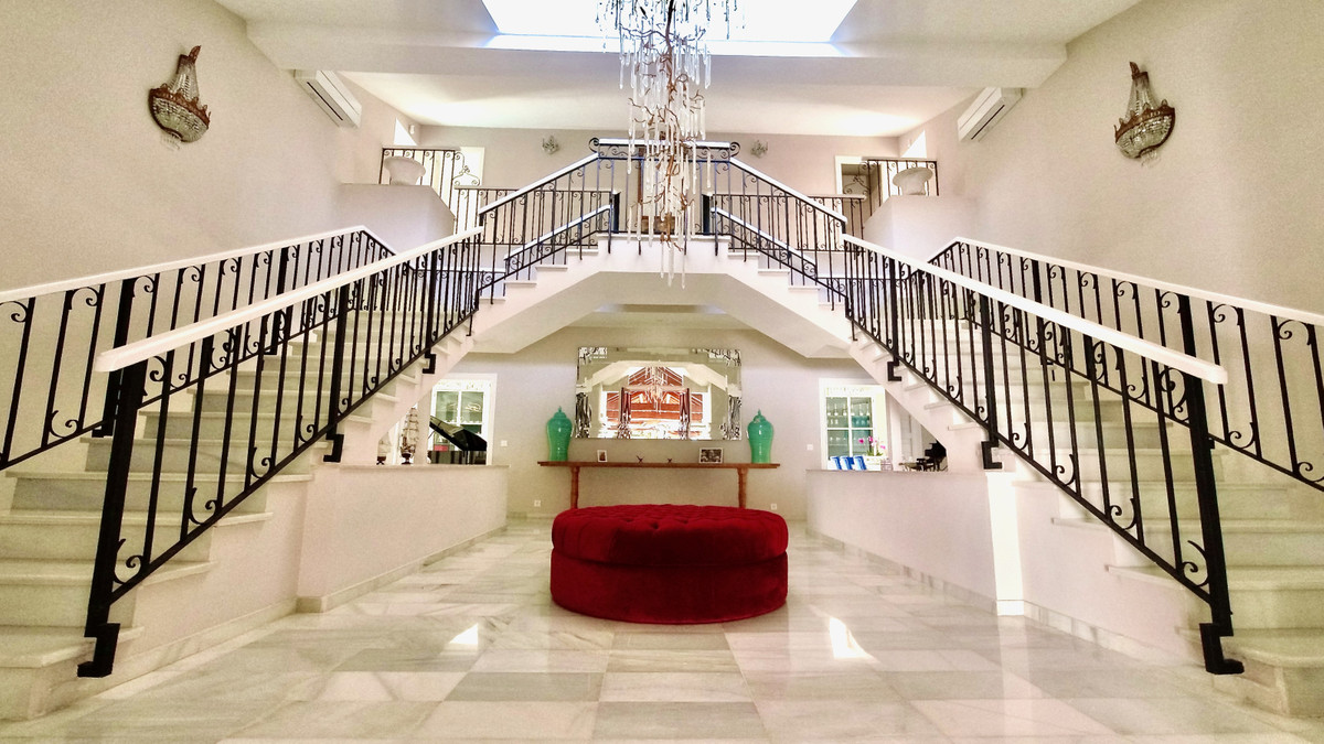 https://cdn.resales-online.com/public/i7c8530prv/properties/e0a553c7e54611eebeb70217bc231ef4/w1200/1-7980e48d732b6fc85c14b43b94d2aa54.jpg?v=1710783907