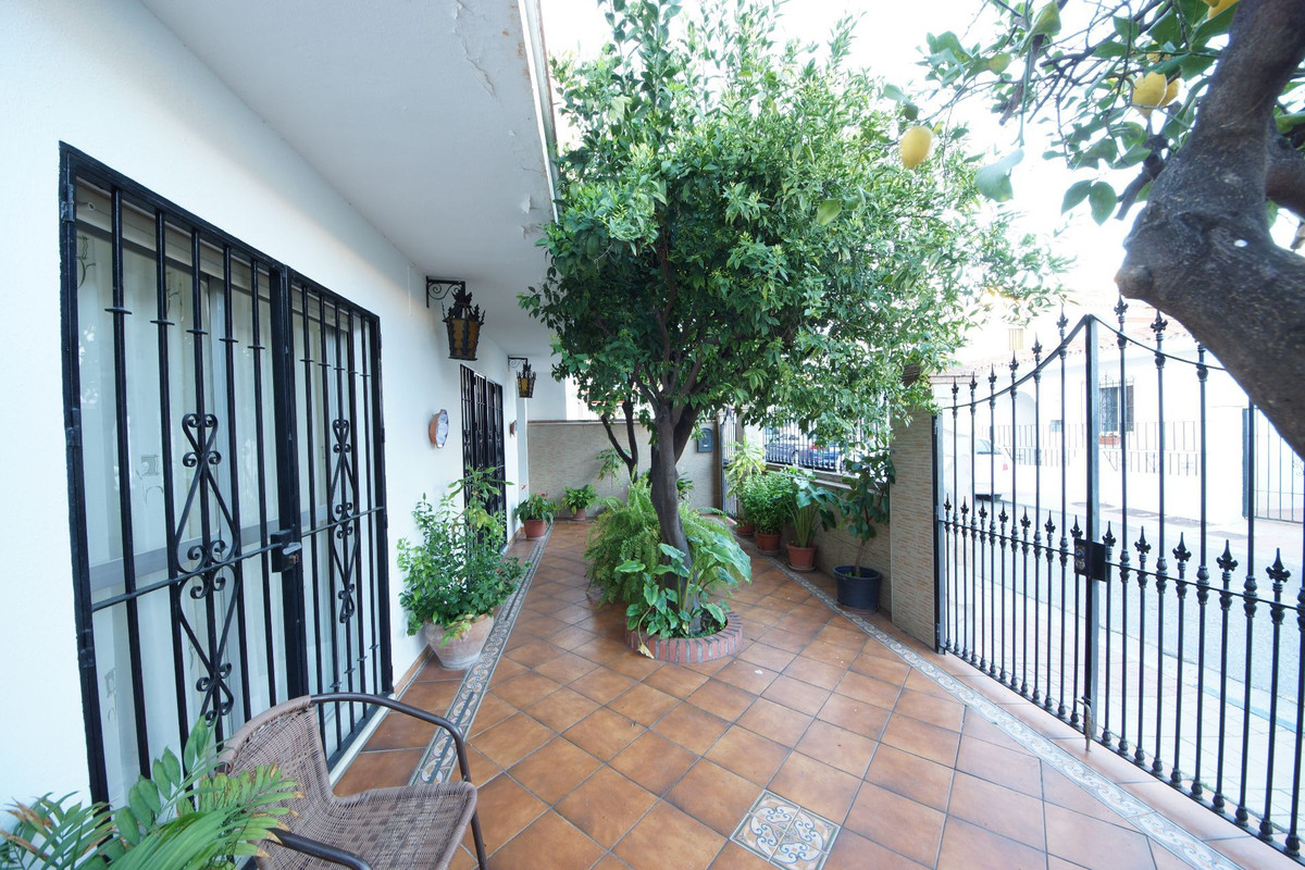 https://cdn.resales-online.com/public/58phfbom2g/properties/bafd0cc8e5e611eebeb70217bc231ef4/w1200/1-7980e48d732b6fc85c14b43b94d2aa54.jpg?v=1731675671