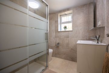 https://cdn.resales-online.com/public/109kmoi1a6/properties/b986a972a8c711ef84cf0217bc231ef4/w1200/17-dd5fcd4f0eb487dfa3803f7e20814c0e.jpg?v=1732280380