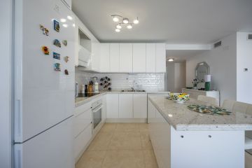 https://cdn.resales-online.com/public/109kmoi1a6/properties/b986a972a8c711ef84cf0217bc231ef4/w1200/2-5bd7b9d04b45e33852eaf0ec6670150d.jpg?v=1732280380