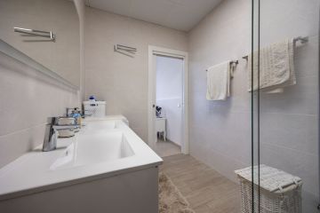 https://cdn.resales-online.com/public/109kmoi1a6/properties/b986a972a8c711ef84cf0217bc231ef4/w1200/20-d1f7658cbe4ba6cd8666fec30fba80ad.jpg?v=1732280380