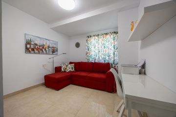https://cdn.resales-online.com/public/109kmoi1a6/properties/b986a972a8c711ef84cf0217bc231ef4/w1200/21-2c707e7c511429b4f8ec4ee5f221ddb6.jpg?v=1732280380