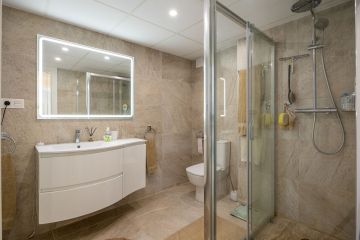 https://cdn.resales-online.com/public/109kmoi1a6/properties/b986a972a8c711ef84cf0217bc231ef4/w1200/27-f6e8bc237ba13ac4c268badec6354f3d.jpg?v=1732280380