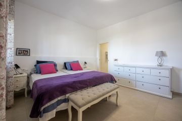 https://cdn.resales-online.com/public/109kmoi1a6/properties/b986a972a8c711ef84cf0217bc231ef4/w1200/32-e7f90ea5feef5e01d64d74d6b6d8a834.jpg?v=1732280380