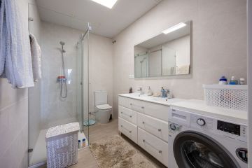 https://cdn.resales-online.com/public/109kmoi1a6/properties/b986a972a8c711ef84cf0217bc231ef4/w1200/46-0edebaf512af70cdbc38d73d8131be5b.jpg?v=1732280380