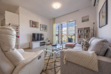 https://cdn.resales-online.com/public/109kmoi1a6/properties/b986a972a8c711ef84cf0217bc231ef4/w1200/47-b3a03718b4ecea17fd5585e425dce0e2.jpg?v=1732280380