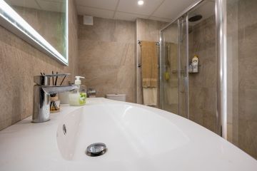 https://cdn.resales-online.com/public/109kmoi1a6/properties/b986a972a8c711ef84cf0217bc231ef4/w1200/7-aa4cc561180b369757c0bb4af9886cd3.jpg?v=1732280380