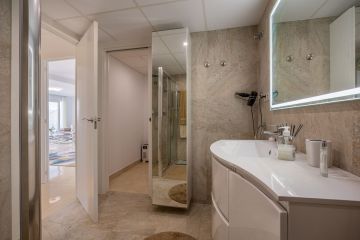 https://cdn.resales-online.com/public/109kmoi1a6/properties/b986a972a8c711ef84cf0217bc231ef4/w1200/8-e64a9055bba3e77ac8aca3b893cdf826.jpg?v=1732280380