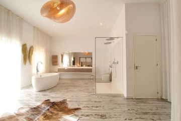 https://cdn.resales-online.com/public/nl6u2jq7nv/properties/8c33d6a9abef11ef84cf0217bc231ef4/w1200/9-467d0cee5b725f3ef65f102a0c2e69c0.jpg?v=1732798857