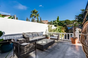 https://cdn.resales-online.com/public/geu0qurz3crsy63m/properties/5b78f398ac8f11ef84cf0217bc231ef4/w1200/13-5fd73dea700db77384c091ca9818b1a9.jpg?v=1732695318