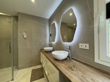 https://cdn.resales-online.com/public/jhv5u66b5s/properties/befa3edbb16511ef84cf0217bc231ef4/w1200/43-a8f5d713bac48f35147f2e8bcee96193.jpg?v=1733232887