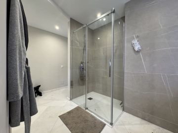 https://cdn.resales-online.com/public/jhv5u66b5s/properties/befa3edbb16511ef84cf0217bc231ef4/w1200/44-a9b00fef606e1a421f9431575315bbcb.jpg?v=1733232887