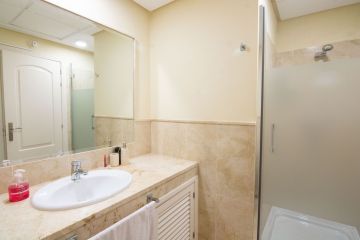 https://cdn.resales-online.com/public/sb5m6pabs6/properties/54f75b82b09d11ef84cf0217bc231ef4/w1200/13-5fd73dea700db77384c091ca9818b1a9.jpg?v=1733241711