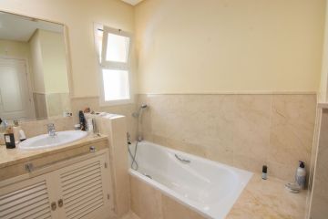 https://cdn.resales-online.com/public/sb5m6pabs6/properties/54f75b82b09d11ef84cf0217bc231ef4/w1200/19-d0ed7da2012a09046d307c195d98e7d6.jpg?v=1733241711