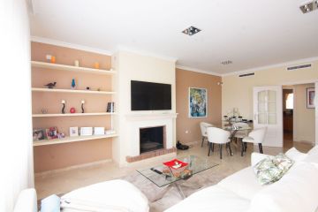 https://cdn.resales-online.com/public/sb5m6pabs6/properties/54f75b82b09d11ef84cf0217bc231ef4/w1200/4-c23c0f86247804fa50226aecd8b0b2c8.jpg?v=1733241711