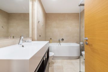 https://cdn.resales-online.com/public/s9unvkbr31/properties/e7b077dab1fd11ef84cf0217bc231ef4/w1200/7-aa4cc561180b369757c0bb4af9886cd3.jpg?v=1733292554