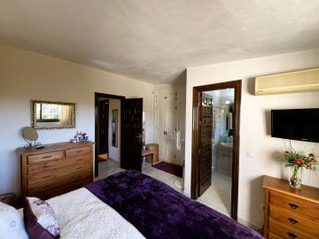 https://cdn.resales-online.com/public/l5qiehb852/properties/8abb6d96b29611ef84cf0217bc231ef4/w1200/11-20939a0134ad724a8cb2a801094d15a4.jpg?v=1733358766