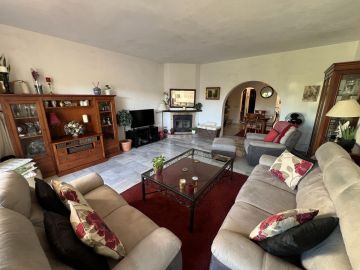 https://cdn.resales-online.com/public/l5qiehb852/properties/8abb6d96b29611ef84cf0217bc231ef4/w1200/3-e898b2bb2a2fdfd06d2c39894dce8316.jpg?v=1733358766