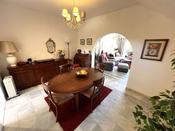 https://cdn.resales-online.com/public/l5qiehb852/properties/8abb6d96b29611ef84cf0217bc231ef4/w1200/4-c23c0f86247804fa50226aecd8b0b2c8.jpg?v=1733358766