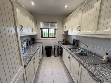 https://cdn.resales-online.com/public/l5qiehb852/properties/8abb6d96b29611ef84cf0217bc231ef4/w1200/5-3595ad71cbd87be6c3643a4285ef4791.jpg?v=1733358766