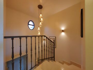 https://cdn.resales-online.com/public/asb71hmq0g/properties/915f2480ba1a11ef84cf0217bc231ef4/w1200/60-728265b20bf114daa9caeca46e53b319.jpg?v=1735043393
