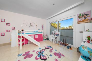 https://cdn.resales-online.com/public/egas3xm0bp/properties/a61f29bab19d11ef84cf0217bc231ef4/w1200/18-cc72f169493c096e712837ff5d8b6e41.jpg?v=1733742671
