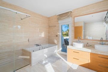 https://cdn.resales-online.com/public/egas3xm0bp/properties/a61f29bab19d11ef84cf0217bc231ef4/w1200/23-79897b85162c6a486c7a4d1eb46924dd.jpg?v=1733742671