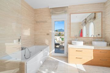 https://cdn.resales-online.com/public/egas3xm0bp/properties/a61f29bab19d11ef84cf0217bc231ef4/w1200/24-613bbc26f32d7013d348ef202dd30a43.jpg?v=1733742671