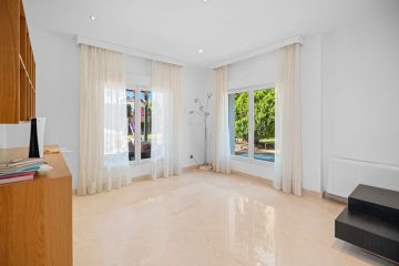 https://cdn.resales-online.com/public/egas3xm0bp/properties/a61f29bab19d11ef84cf0217bc231ef4/w1200/41-0bdc8f07789df4609410591d8ac779d9.jpg?v=1733742671