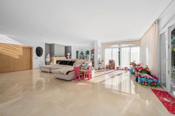 https://cdn.resales-online.com/public/egas3xm0bp/properties/a61f29bab19d11ef84cf0217bc231ef4/w1200/44-a9b00fef606e1a421f9431575315bbcb.jpg?v=1733742671