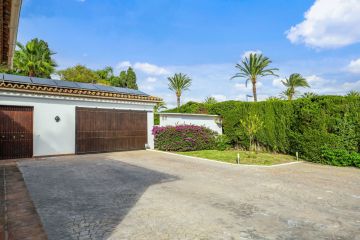 https://cdn.resales-online.com/public/egas3xm0bp/properties/a61f29bab19d11ef84cf0217bc231ef4/w1200/48-995152433a6d9da26e318d14b54534ba.jpg?v=1733742671