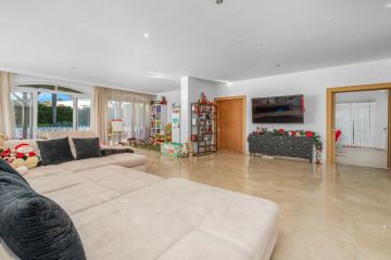 https://cdn.resales-online.com/public/egas3xm0bp/properties/a61f29bab19d11ef84cf0217bc231ef4/w1200/50-e047a14369788a95335be886311a4ac9.jpg?v=1733742671