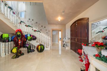 https://cdn.resales-online.com/public/egas3xm0bp/properties/a61f29bab19d11ef84cf0217bc231ef4/w1200/53-3072a33e2bffe507cb146ce711615059.jpg?v=1733742671